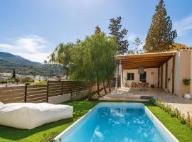 Seaside Breeze Villa - Beachfront, Private Pool, BBQ