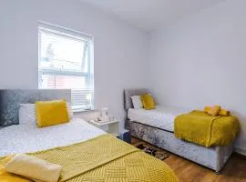 Twin Room near Salford Royal Hospital & University of Salford with Free Parking by Kammili Properties