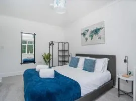 2 Bed Contractor Accommodation - 15min Drive to Heathrow & Windsor