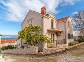 Spacious Mediterranean 3-Bedroom Apartment in Sutivan