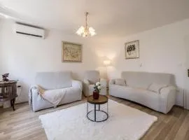 Villa Pax - Four Bedroom Villa with Outdoor Pool