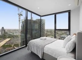 Skyrise City Apartment with Pool Gym & Sauna