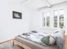 2BR Spiez Center Parking & Balcony near Interlaken