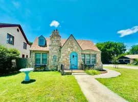1 mile to Fort Sill! The CaroleBelle Cottage sleeps 8 with hottub,grills,firepit