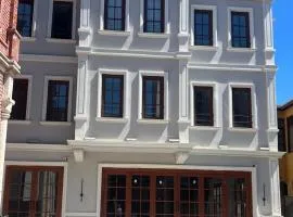 Derik Housetroya Hotel