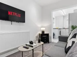 Unique 4-Bed Home 2 Private Living Spaces