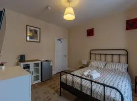 Trinity - Double Room 20 mins walk to centre, TV, kitchenette, shared bathroom