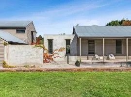 RIVER HOUSE + COTTAGE, LAURISTON