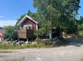 Mysig stuga i lugnt villaområde nära natur och strand