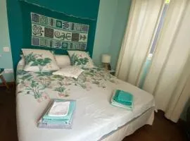 chambre indépendante au bord de la piscine