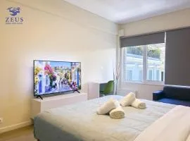 Cozy Plaka City Centre suite