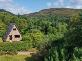 1 Bedroom Cabin with Loch & Mountain Views - Quiet Location between Glencoe & Ben Nevis