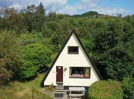 1 Bedroom Cabin with Mountain & Loch Views - Quiet Location between Glencoe & Ben Nevis