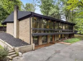 Mid-Century Estate, Sleeps 10, 2 Fireplaces