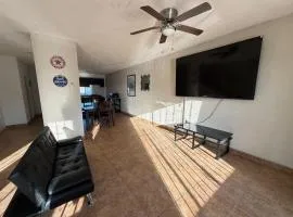 Shoreline Condo 4 Desert Oasis Free Wifi, Cool AC