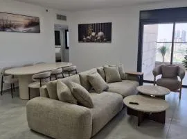 Luxury High-Floor Apt | New Tower | Steps to Mall