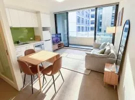 Modern CBD Apartment - Pool, Gym & Laneway Dining