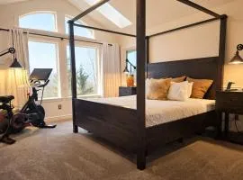 Mt View Private Bedroom Suite w Hot Tub and Arcade