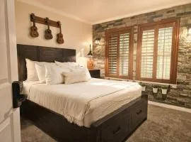 Private Bedroom Suite w Hot Tub and Arcade
