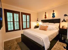 Private Bedroom I Fox Den w Hot Tub and Arcade
