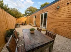Luxury Larch Cabin with air con firepit BBQ
