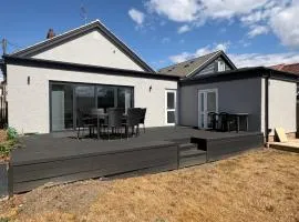 Bright Modern Home with Garden with Free Parking