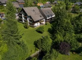 Großer Garten mit Grill,-Spiel und Sitzmöglichkeiten-umgeben von schöner Natur-Ferienhaus Albmatte