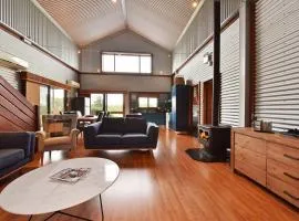 Kelman Cottage with pool and beautiful native wildlife