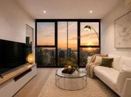 Melbourne City Skyline 180 Degree Views with Pool Gym & Sauna