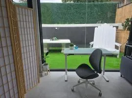 Skylit Suite, Desk, BBQ, Free Park, 20 min CBD
