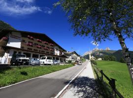Appartamenti Arnica, khách sạn ở Alba di Canazei