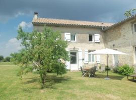 Charente Gite - 2 chambres, hotel with parking in Bernac