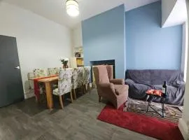 Entire Central 3 Bedroom House, Sleeps 8, Parking, Pet Friendly