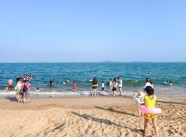 Xiamen 12 Seaside Hotel - beach-adjacent about a 3-minute walk& English Service & luggage storage service & Freshly brewed Coffee & convenient payment & pick-up&drop-off service & 24-hour check-in & Exhibition&Conference Center & Huandao Road, hotell i Xiamen