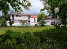 Maple Leaf Inn & Suites, motel u gradu Kisimi