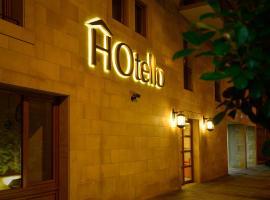 HOtello guest suites, hotel en Joünié