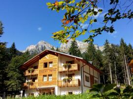 Chalet Tovel - Mountain Lake, hotel in Tuenno