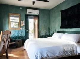 Designer King Garden Suite Near Sedona & Wineries