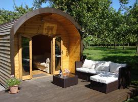 Orchard Farm Luxury Glamping, מלון בגלסטונברי