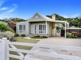 Cute Cottage on Cain - beach at end of street