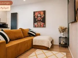Modern City-Centre Home | Sleeps 12 | Free Parking