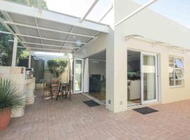 Apartment on Constance Road, hotel near The Gardens Shopping Centre Lorraine, Springfield