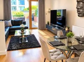 Spacious 3 Bed Modern House, Sleeps 6, Free Secure Parking & Garden, Manchester City Centre
