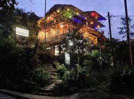 Hostal Tree House, hotel u gradu Ela