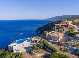 Blue Caves Villas - exceptional Villas with private pools direct access to the sea, отель, где разрешено размещение с домашними животными в городе Коритион