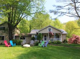 Henson Cove Place Bed and Breakfast w/Cabin, gistiheimili í Hiawassee