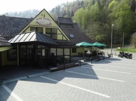 Hotel zum Wasserfall Garni, hotel with parking in Oberndorf