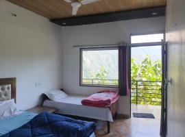 Shiv Shankar Hotel Near Jamu Phata Helipad, hotel sa Phata