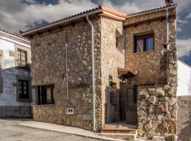 El Leñador II, hotel i Hoyos del Espino