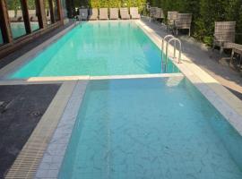 Hotel De Kiang Muang، فندق في شيانغ ماي